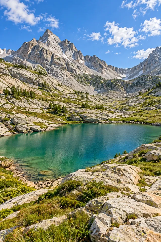 Quartzite Peaks above an Emerald Tarn